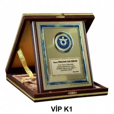  KADİFE KUTULU AHŞAP VİP PLAKET BP03