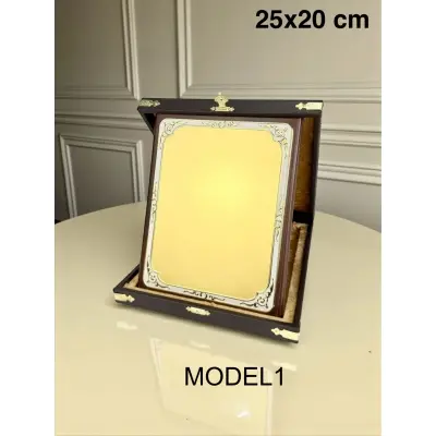 DERİ KUTULU AHŞAP ÜZERİ METAL BORDÜRLÜ PLAKETLER