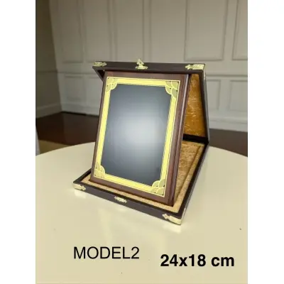 DERİ KUTULU AHŞAP ÜZERİ METAL BORDÜRLÜ PLAKETLER 24x18