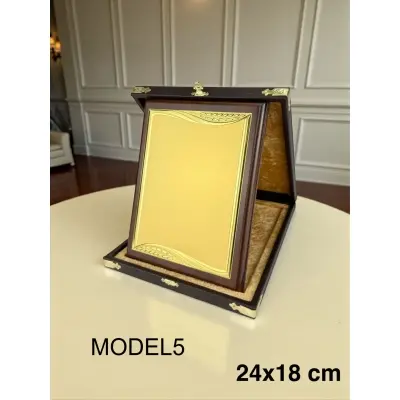 DERİ KUTULU AHŞAP ÜZERİ METAL BORDÜRLÜ PLAKETLER 24x18