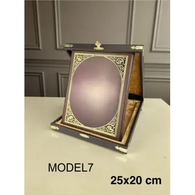 DERİ KUTULU AHŞAP ÜZERİ METAL BORDÜRLÜ PLAKETLER 25x20