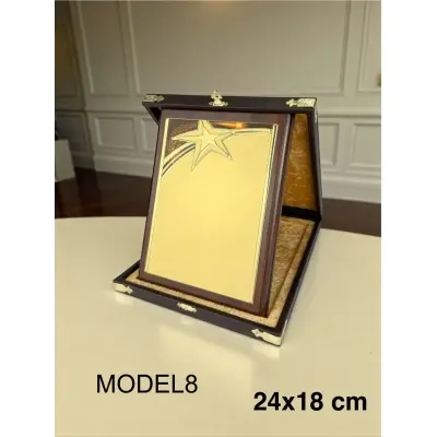 DERİ KUTULU AHŞAP ÜZERİ METAL BORDÜRLÜ PLAKETLER 24x18